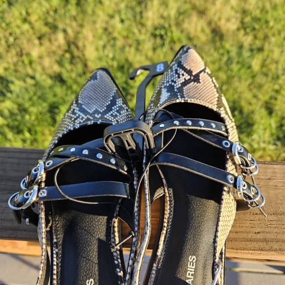 Stylish Black and Tan Snake Print Women's Strappy Flats Shoes Memory Foam - Picture 4 of 7